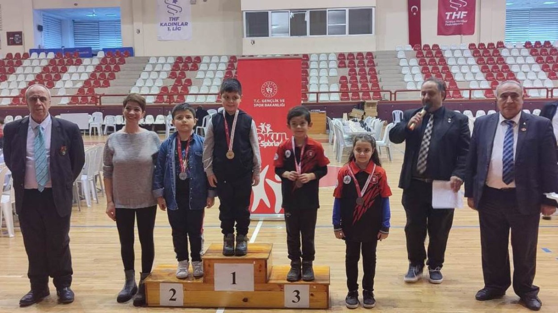 Okulumuz Öğrencisi Kerem DİLSİZ Okullar Arası Satranç Turnuvasında Polatlı Birincisi Olmuştur. Öğrencimizi, Öğretmenini ve Ailesini Tebrik Ediyoruz.